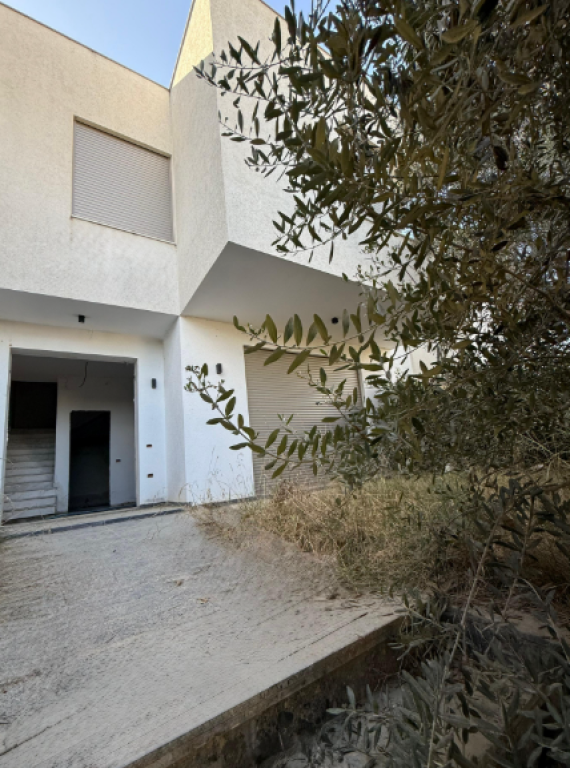 🏡 SHITET VILË NË SELITË – PRANË KODRËS SË DIELLIT ⚜️  📍 Vendndodhja: Selitë, vetëm pak minuta nga Kodra e Diellit Zonë elitare, shumë e qetë dhe e rrethuar nga gjelbërim 🌿 🛠 Viti i ndërtimit: 2022 🚗 Garazh: Për 2 makina (i përfshirë në çmim)  📐 Sipërfaqet e pronës: ▪️ Sipërfaqe totale: 175.4 m² ▪️ Sipërfaqe ndërtimi (neto): 149.6 m² ▪️ Sipërfaqe e përbashkët: 25.8 m² ▪️ Verandë: 51.5 m² me pamje panoramike nga Tirana 🌇  🔹 Organizimi i vilës: 🛋️ Sallon i bollshëm dhe shumë i ndriçuar 🍽️ Ambient gatimi i veçuar 🛏️ 3 dhoma gjumi 🚿 3 tualete modernë 🌿 Verandë e madhe me akses direkt nga ambientet e brendshme  ✨ Cilësi & avantazhe: ✔️ Kubaturë e rregullt dhe planimetri funksionale ✔️ Punime cilësore (dopjo gips + lesh guri për izolim maksimal) ✔️ Ajër i pastër, qetësi dhe privatësi ✔️ Vila shitet e pamobiluar  💰 Çmimi: 360,000 €  📞 Për më shumë informacion ose për të organizuar një vizitë në pronë, kontaktoni: 