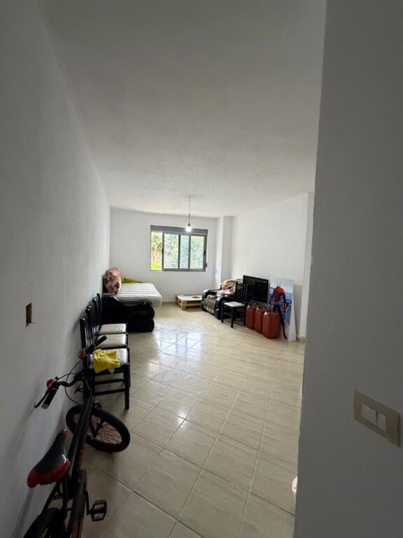Shitet Apartament 1+1 i ndodhur ne shkembin e kavajes mbi shina