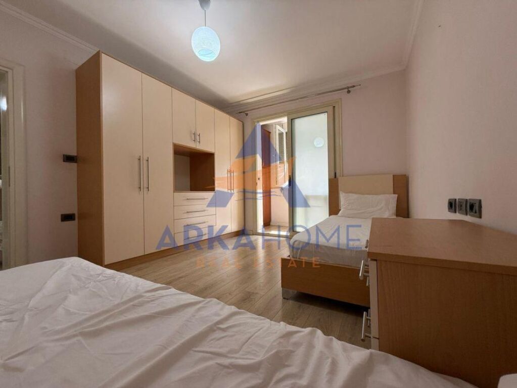 SHITET APARTAMENT 2+1 "MBRAPA SHKOLLËS SË BASHKUAR,RRUGA KONGRESI I MANASTIRIT" 160000 EURO
