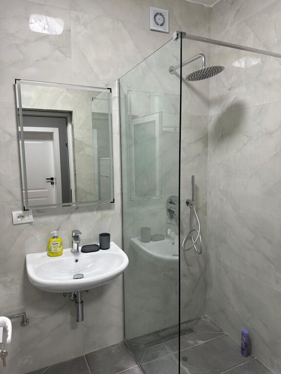 🏢Nella zona del Nuovo Bazaar, vicino al Lincoln Center, si affitta appartamento 1+1 arredato, 50.000 Leke