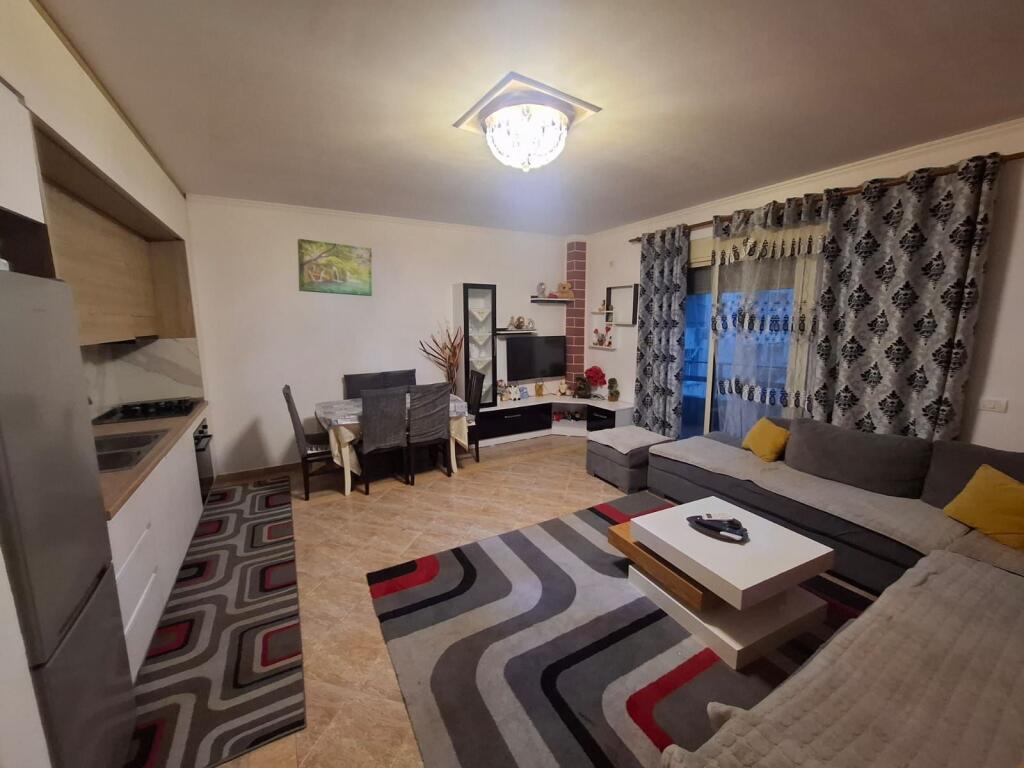 Jepet me Qera Apartament 1+1 Ne Plazh Hekurudha