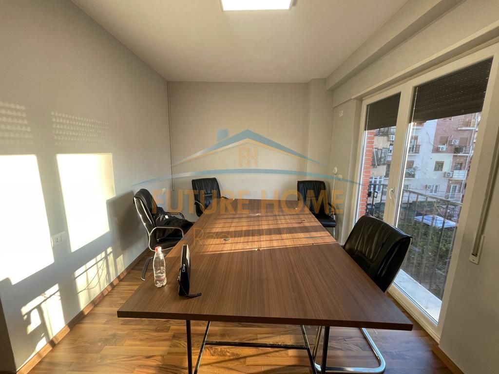 Qira, Ambient per zyra+2 Poste Parkimi, 21 Dhjetori