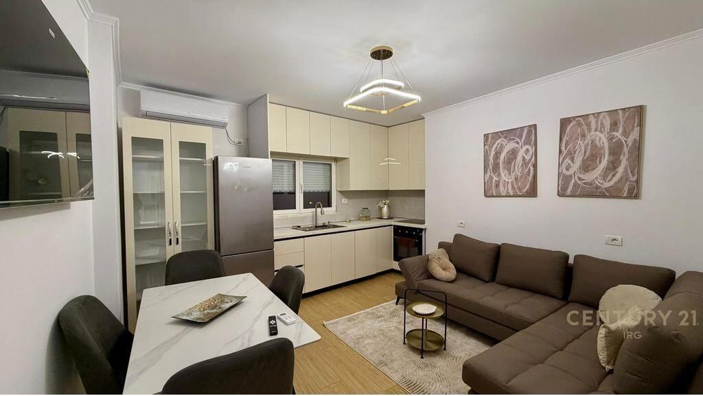 Jepet me qera apartament modern 1+1, Rruga e Dibres tek Medreseja!