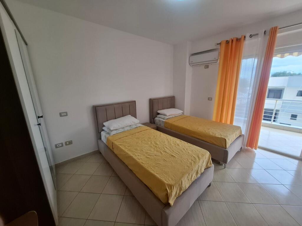 Jepet me Qera Apartament 2+1+2 Ne Plazh Hekurudha