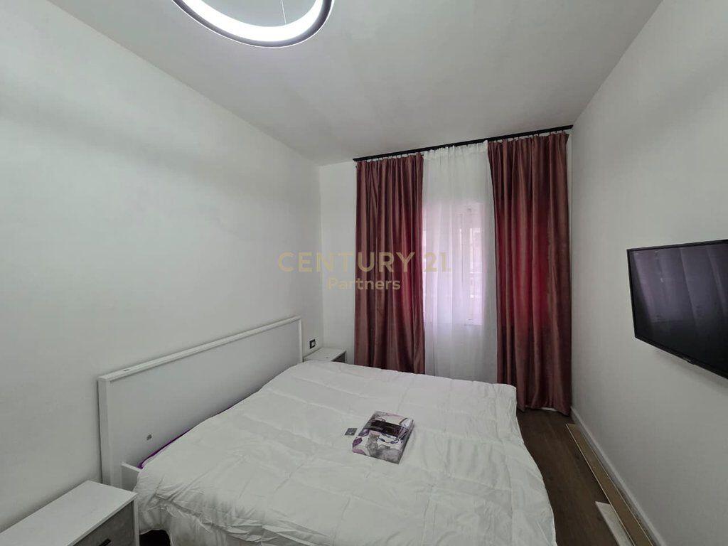 Komuna e Parisit Apartament 1+1 me Verande ne Shitje