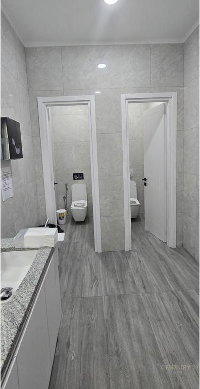 AMBIENT BIZNESI NE RR. HOXHA TAHSIM!