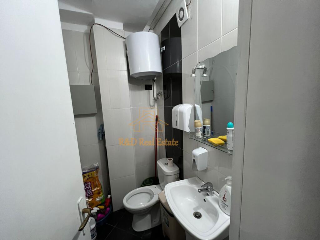 🏢 AMBIENT ZYRE ME QERA – Pazari i Ri, Tiranë