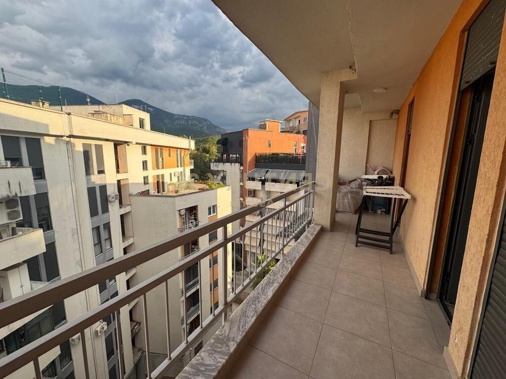 Shitet apartament 2+1+2 me dy ballkone në Fresk