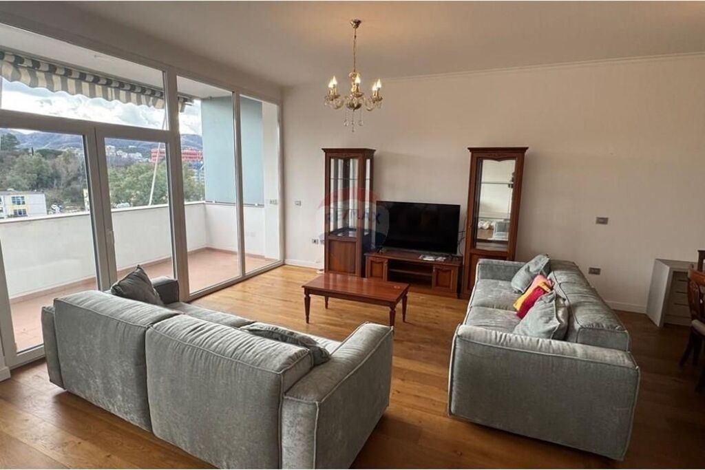 Apartament 4+1 per qira ne Bllok, tek Garda!