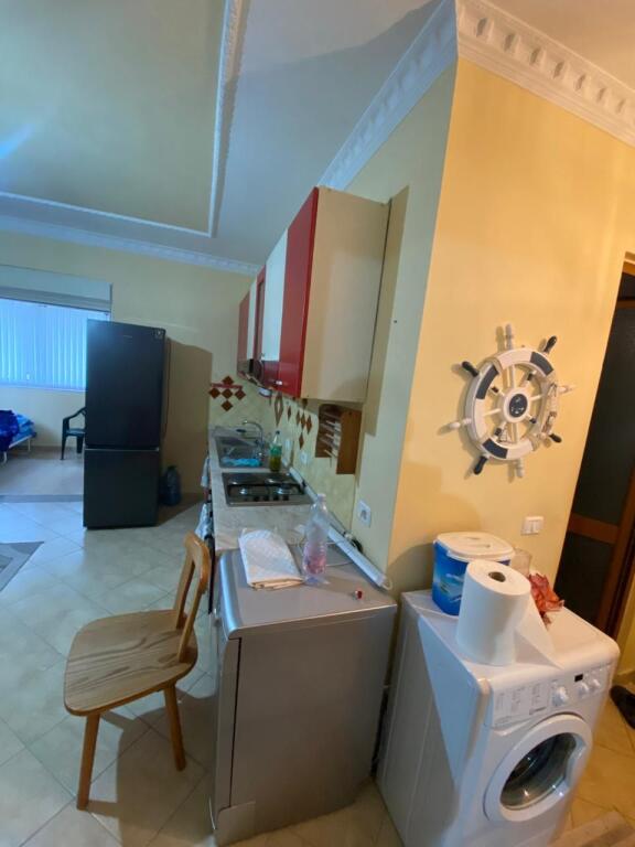 Shitet Apartament 1+1 Tek Shkembi i kavajes
