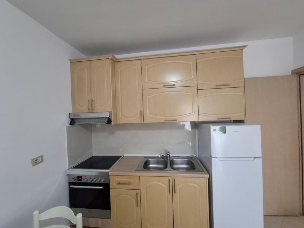 Jepet me Qera Apartament 2+1+2 Ne Plazh Hekurudha