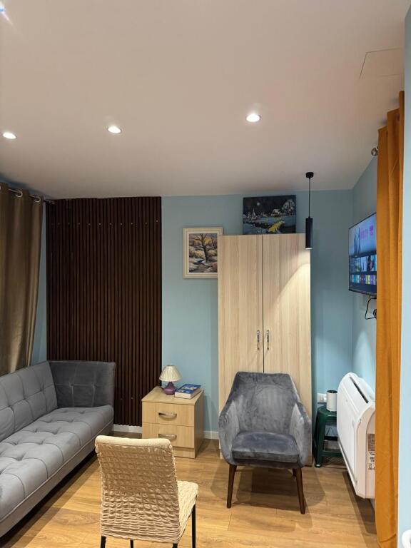 🏢Nella zona del Nuovo Bazaar, vicino al Lincoln Center, si affitta appartamento 1+1 arredato, 50.000 Leke