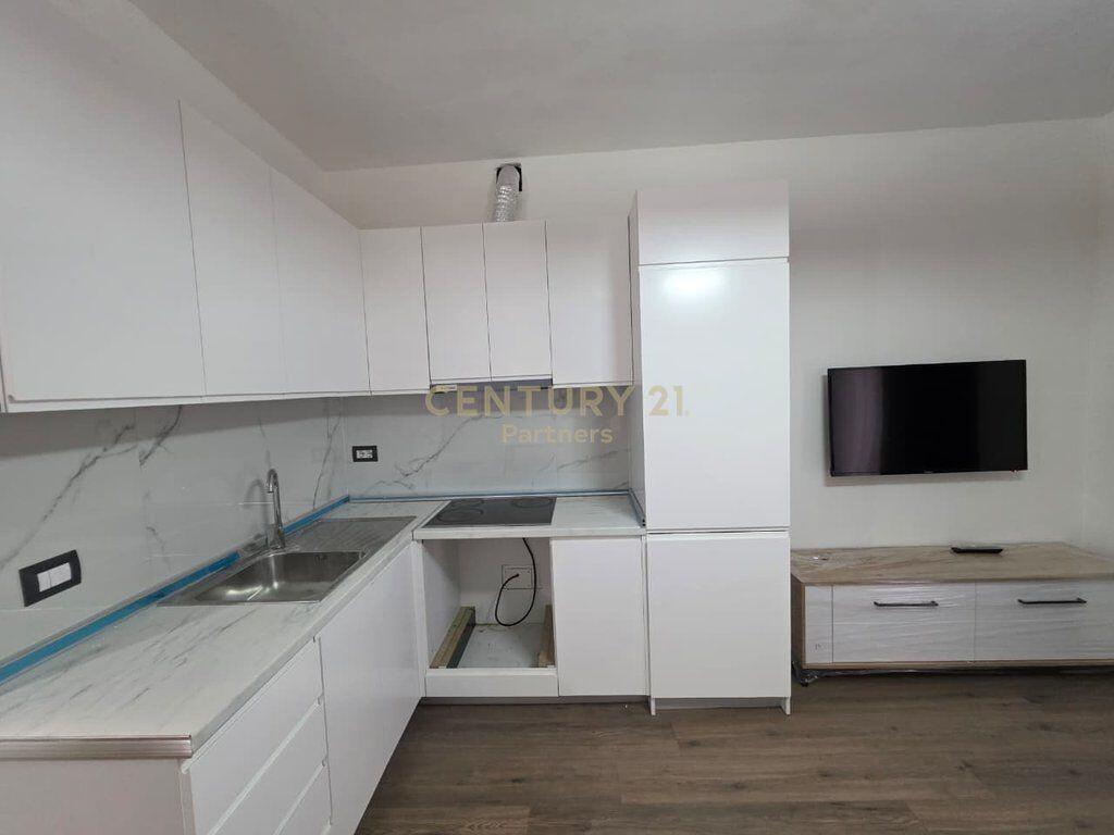 Komuna e Parisit Apartament 1+1 me Verande ne Shitje