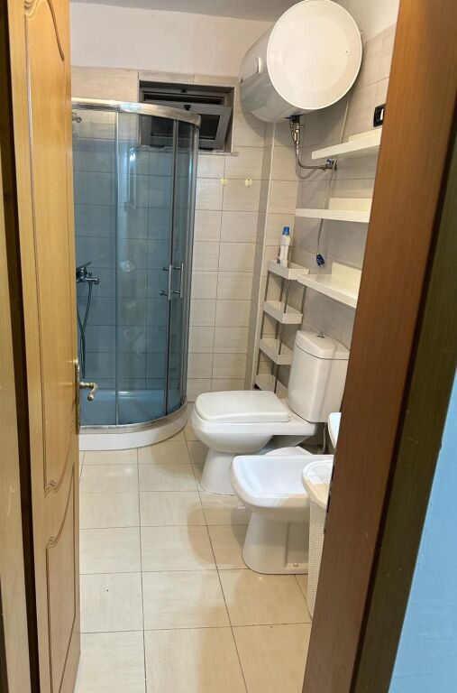 🏢Prane Urgjences se Pediatrise,Rruga Ali Baushi jepet me qera apartament 2+1, i mobiluar 55,000 Leke   