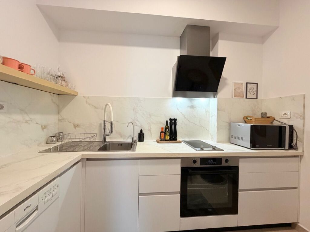 SHITET apartament 3+1 plot dritë tek HIPOTEKA e Tiranës