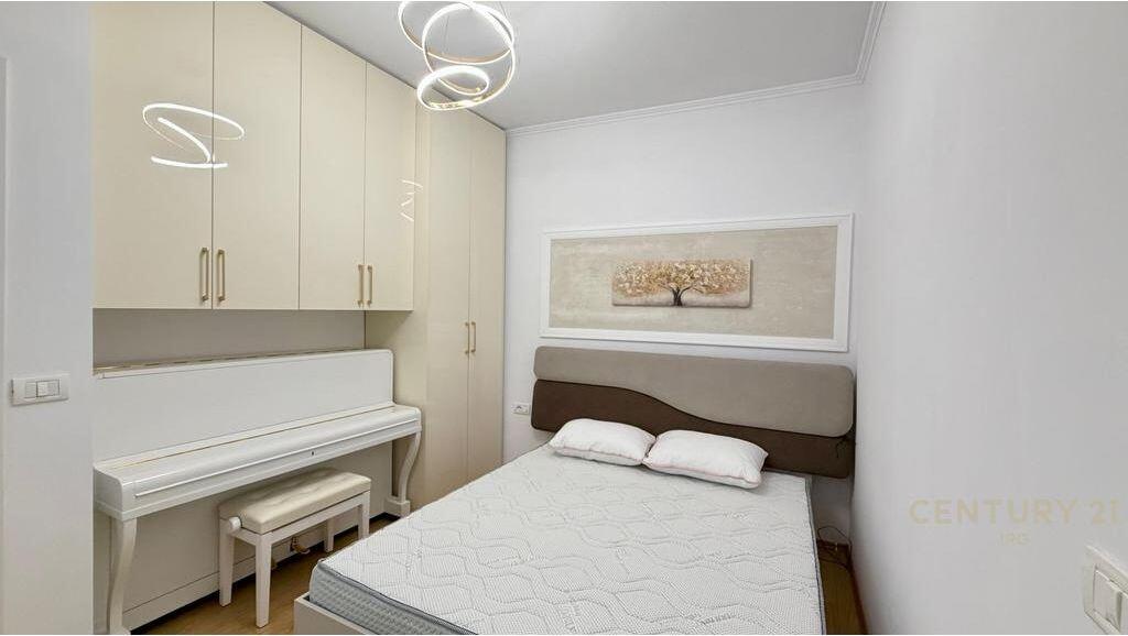 Jepet me qera apartament modern 1+1, Rruga e Dibres tek Medreseja!