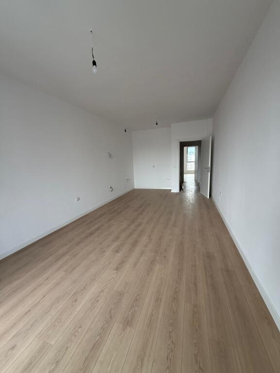 🏢A pochi minuti dall'Ambasciata Americana, si affitta un appartamento 1+1 vuoto, 59.000 Leke (netto)  