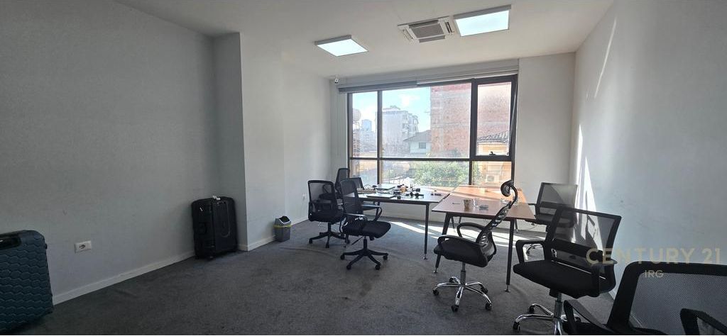 AMBIENT BIZNESI NE RR. HOXHA TAHSIM!