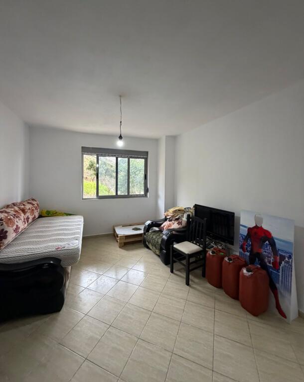 Shitet Apartament 1+1 i ndodhur ne shkembin e kavajes mbi shina