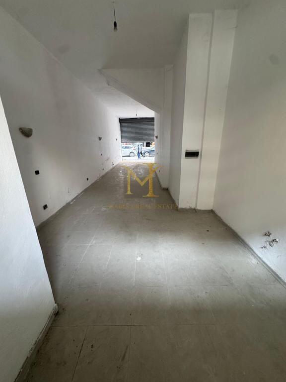 Shitet ambient komercial ne Plazh. Afer shkolla Bajram Curri