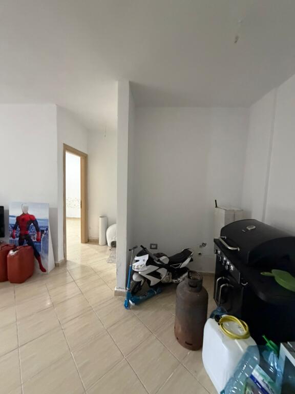 Shitet Apartament 1+1 i ndodhur ne shkembin e kavajes mbi shina
