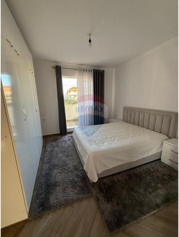 Jepet apartament 1+1 me qira te rruga 5 maji !