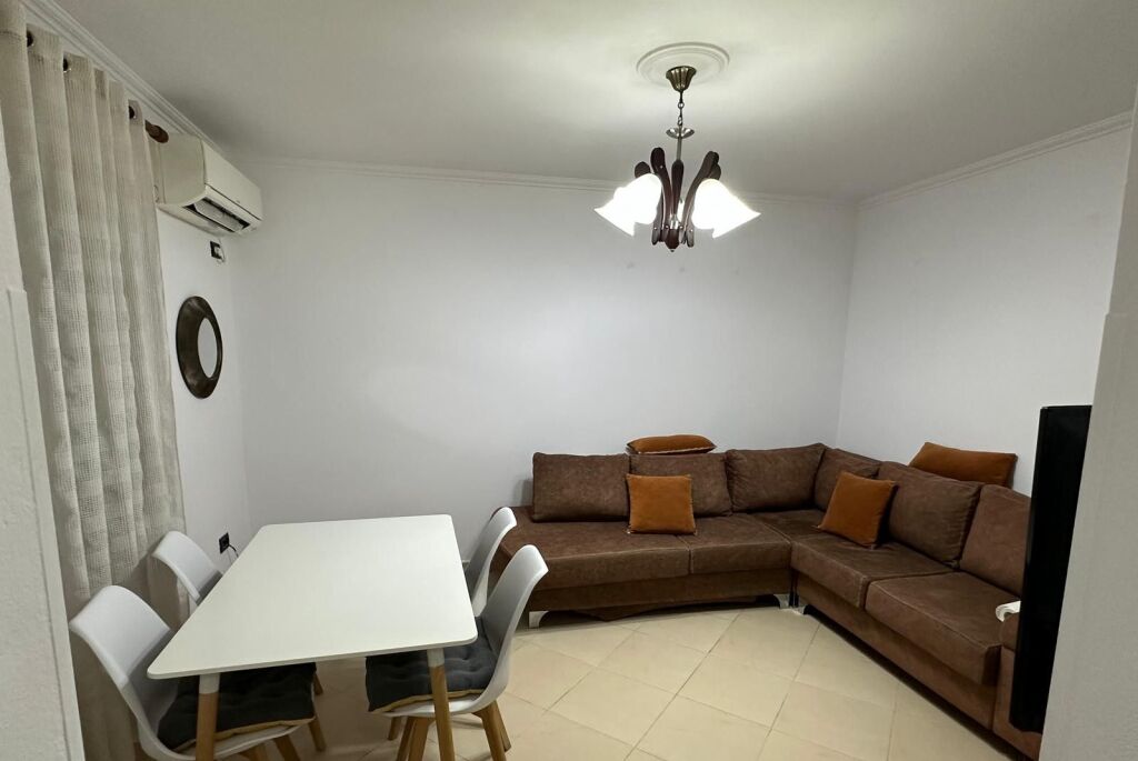 🏢Prane Urgjences se Pediatrise,Rruga Ali Baushi jepet me qera apartament 2+1, i mobiluar 55,000 Leke   