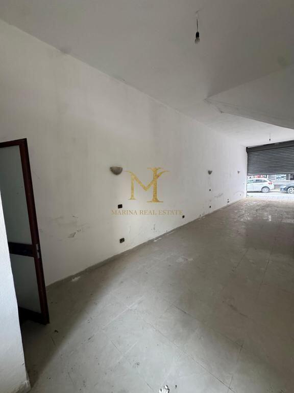 Shitet ambient komercial ne Plazh. Afer shkolla Bajram Curri