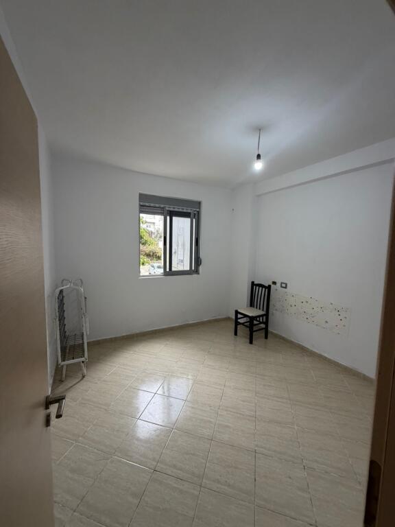 Shitet Apartament 1+1 i ndodhur ne shkembin e kavajes mbi shina
