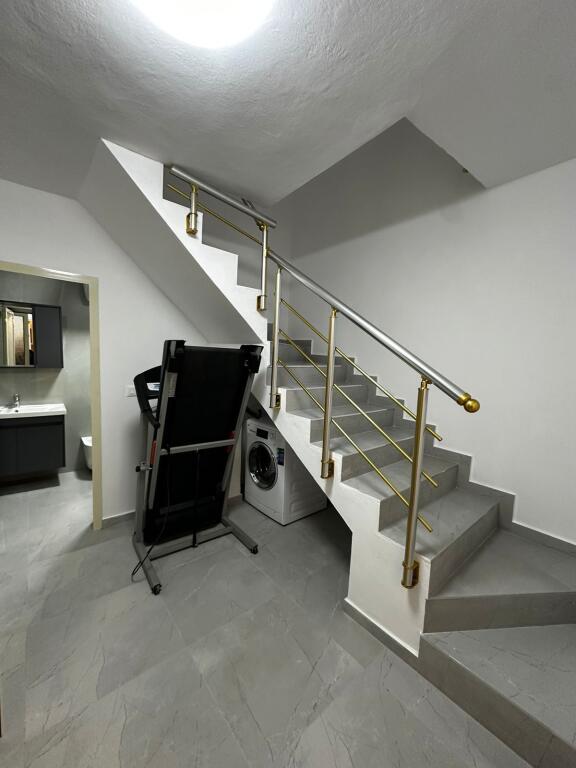 🏢Viale Zogu I, dietro la Facoltà di Scienze Naturali, Duplex in affitto, 2+1, arredato 700 Euro