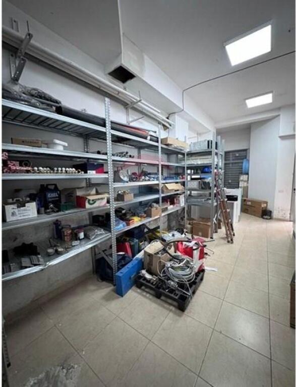 ISH PARKU, AMBIENTE COMMERCIALE IN VENDITA