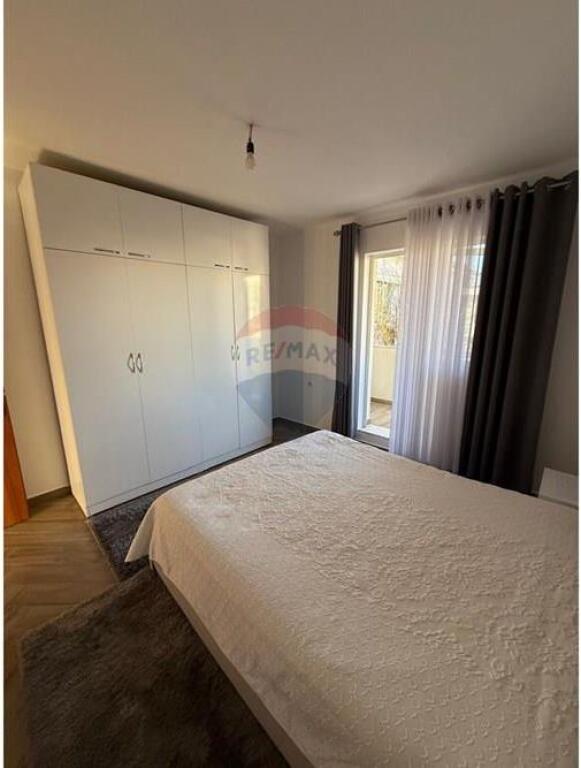 Jepet apartament 1+1 me qira te rruga 5 maji !