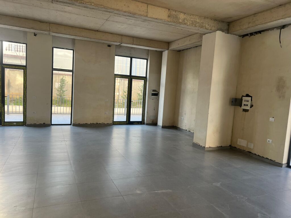 Tirana, business premises for sale Floor 0, 81 m² (selite)