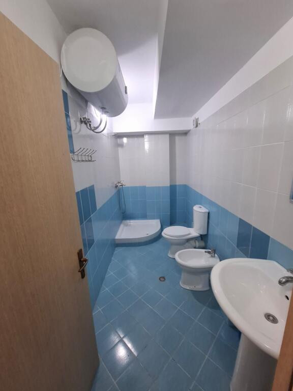 Jepet me Qera Apartament 2+1+2 Ne Plazh Hekurudha