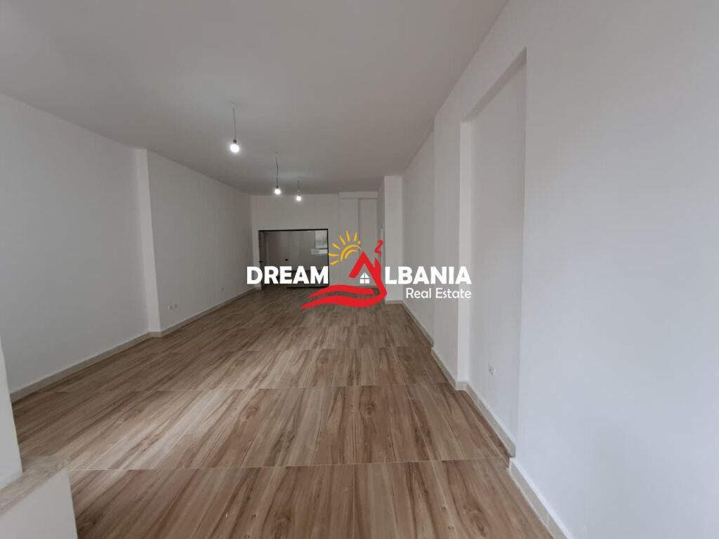 2 Ambienti Commerciali in Affitto nel Centro di Tirana (ID 42611403)
