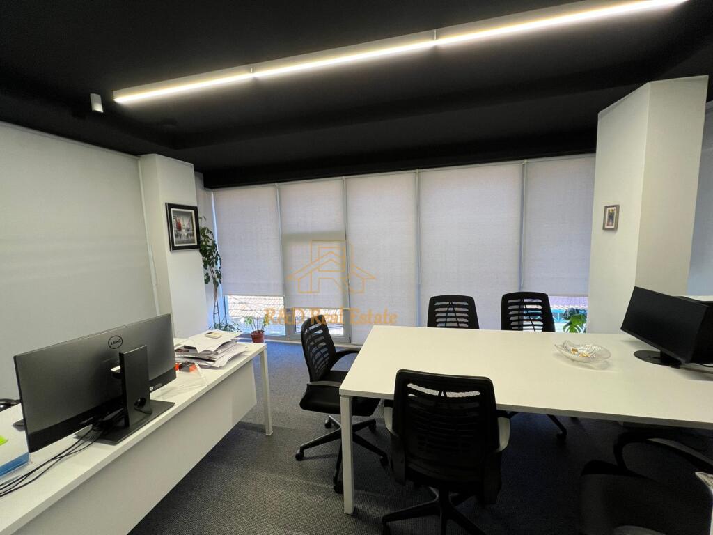 🏢 AMBIENT ZYRE ME QERA – Pazari i Ri, Tiranë