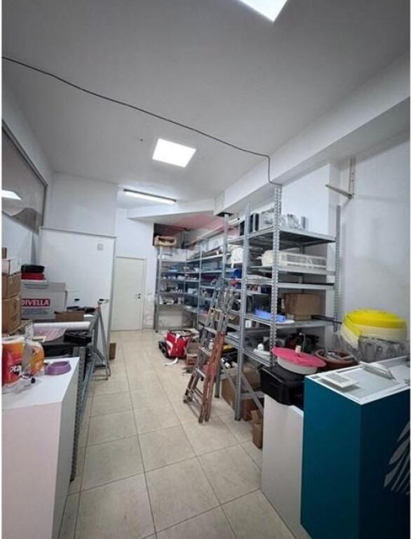 ISH PARKU, AMBIENTE COMMERCIALE IN VENDITA