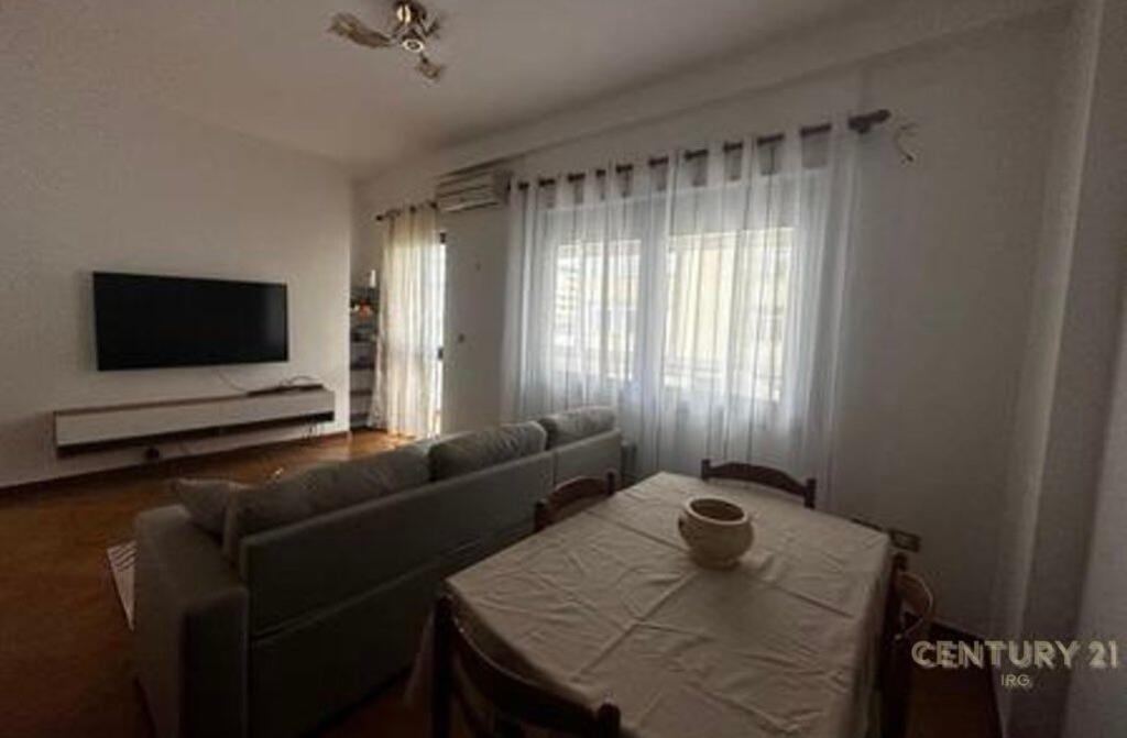 Apartment for rent 1+1 at Komuna e Parisit