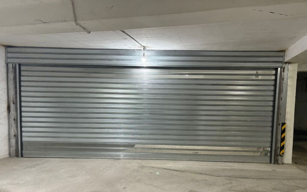 Shiten 2 poste parkimi tek Ali Demi, te mbyllur me qepen