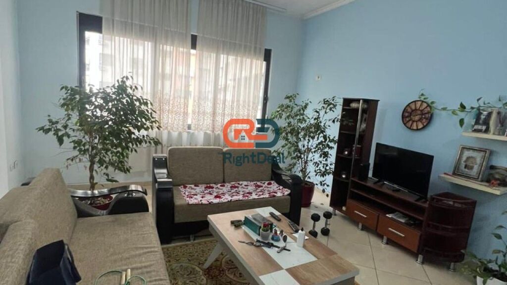 Ne Astir, Prane Vila L, Buze Rruges Kryesore, Shitet Apartament 1+1 Me Planimetri Perfekte!!