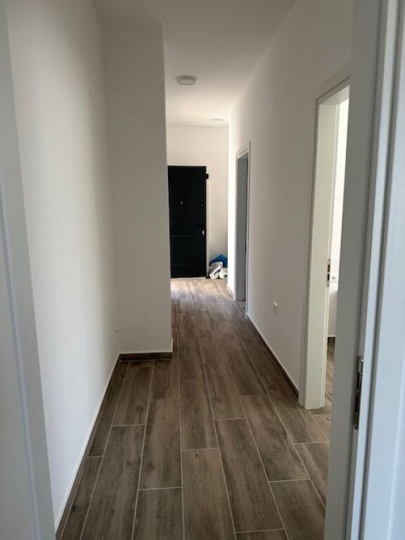 Apartament 2+1+2 poste parkimi në Kombinat I sapo mobiluar