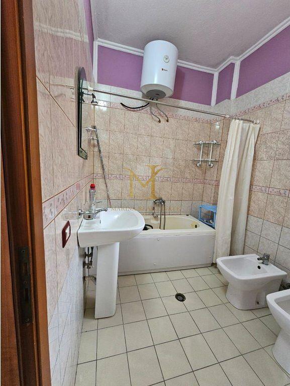 Shtepi me qera ne zonen e ish kenetes!