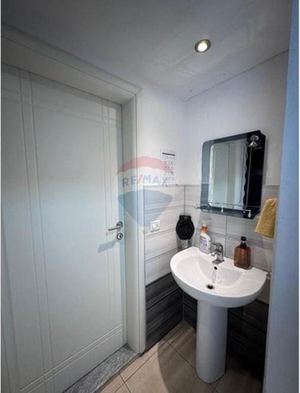 ISH PARKU, AMBIENTE COMMERCIALE IN VENDITA