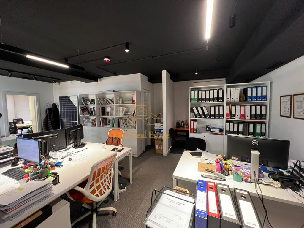 🏢 AMBIENT ZYRE ME QERA – Pazari i Ri, Tiranë