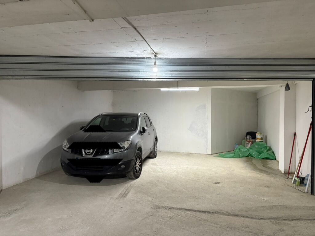 Shiten 2 poste parkimi tek Ali Demi, te mbyllur me qepen