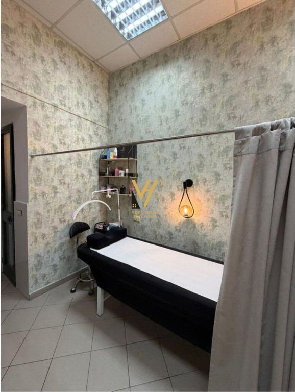 RENTING 16 M2 SPACE AT 21 DHJETORI 300 EURO