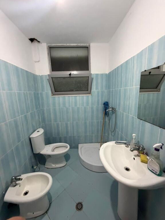 Shitet Apartament 1+1 i ndodhur ne shkembin e kavajes mbi shina