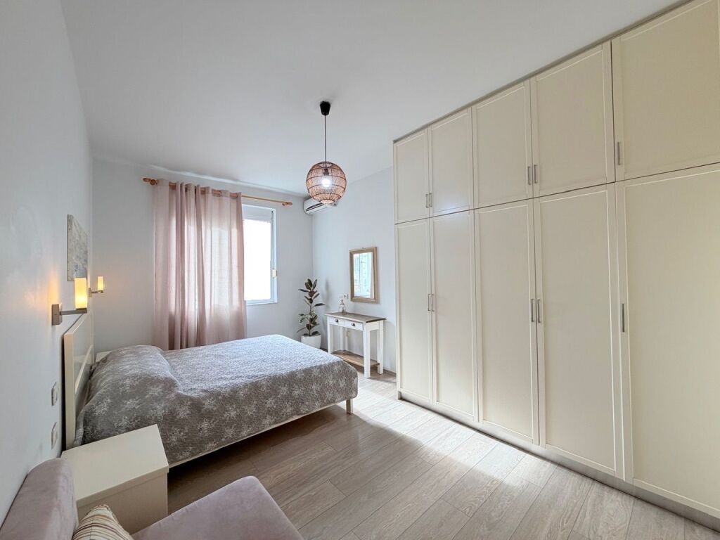 SHITET apartament 3+1 plot dritë tek HIPOTEKA e Tiranës