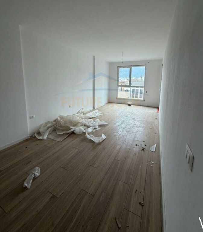 SHITET APARTAMENT 1+1 PRANE STACIONIT TE TRENIT