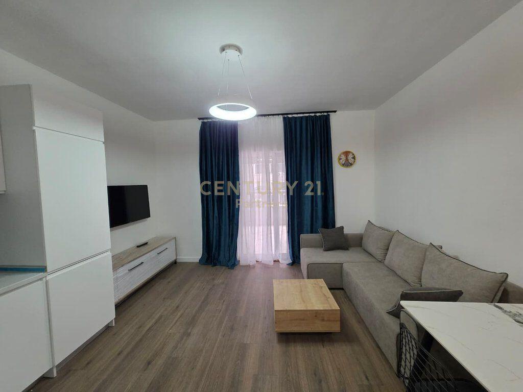 Komuna e Parisit Apartament 1+1 me Verande ne Shitje